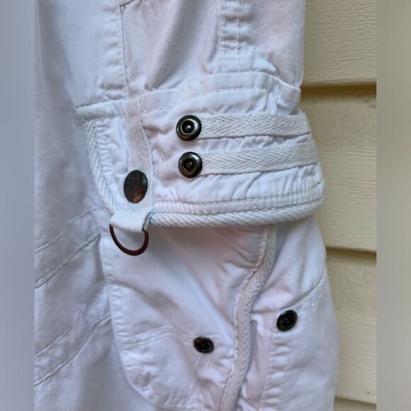 GS115 Jeans white knee length shorts, front zipper, pockets, snaps, flaps, 36 - Picture 4 of 10